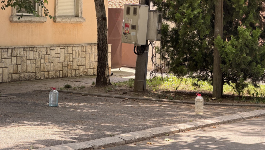 “Rezervacija” mesta flašama, gajbicama ili metalnim barijerama: Ko sme da zauzme parking, a kome preti kazna?
