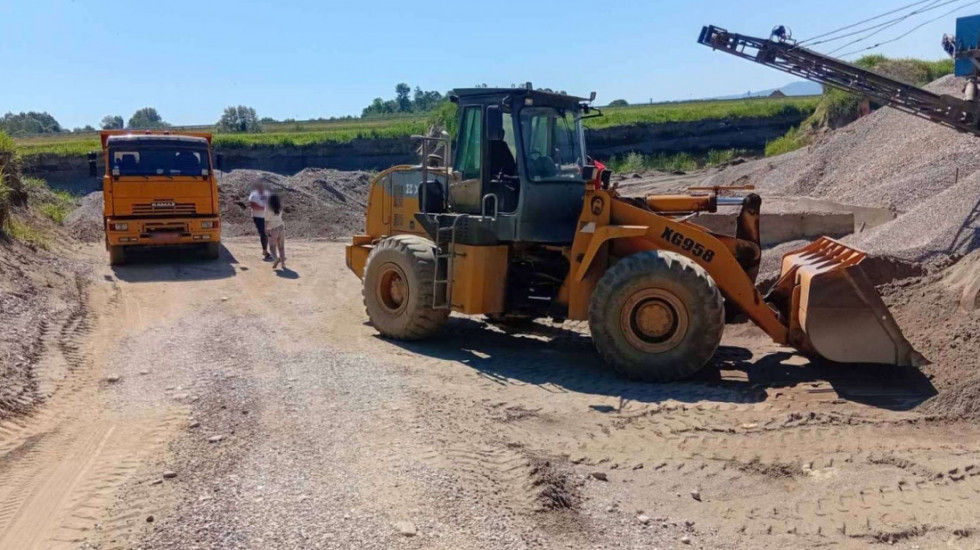 Ekološki kriminal kod Šapca: Uhapšene tri osobe zbog nelegalne eksploatacije peska i šljunka na Drini (FOTO)