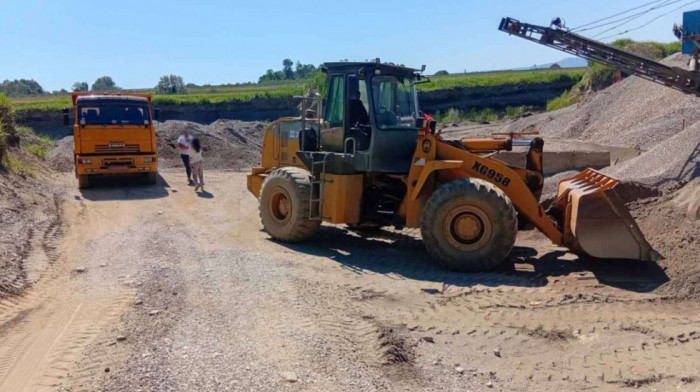 Ekološki kriminal kod Šapca: Uhapšene tri osobe zbog nelegalne eksploatacije peska i šljunka na Drini (FOTO)
