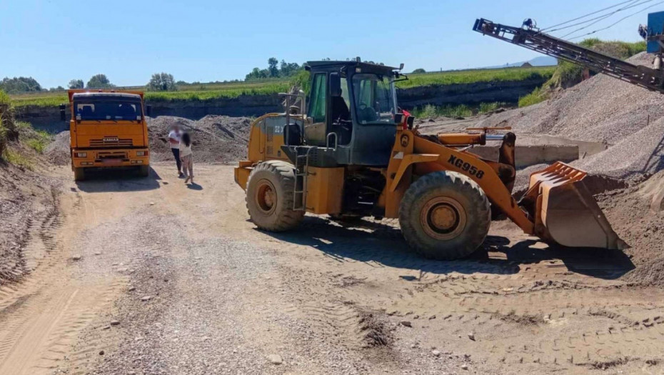 Ekološki kriminal kod Šapca: Uhapšene tri osobe zbog nelegalne eksploatacije peska i šljunka na Drini (FOTO)