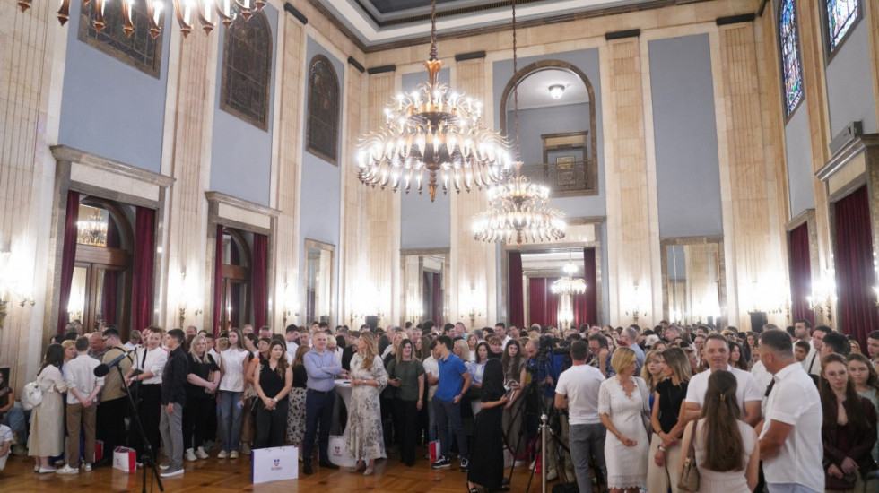"Vi ste ono najbolje što ovaj grad i ovo društvo imaju": Šapić uručio nagrade učenicima generacije