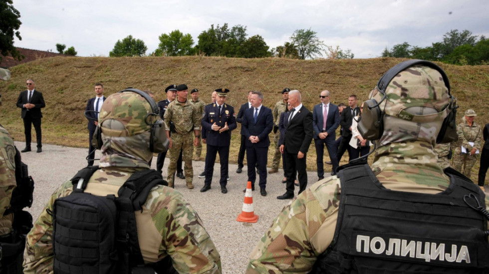 Jačanje bezbednosne saradnje: Mađarski ministar Pošfai u poseti Specijalnoj antiterorističkoj jedinici (VIDEO)