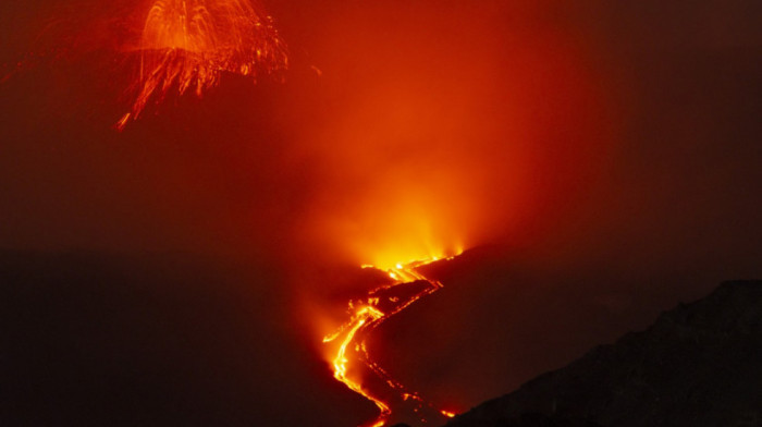 Etna ponovo priredila svetlosni spektakl: Posle snažnih eksplozija, reke lave obasjale noćno nebo nad Sicilijom (VIDEO)