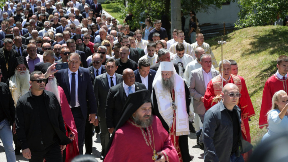Obeležavanje stradanja Srba iz Srednjeg Podrinja i Birča -Litija od Hrama do groblja, predvodio je Porfirije