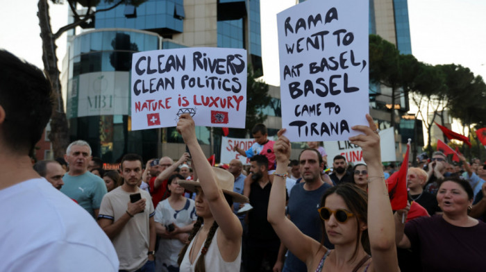 Protesti u Tirani: Demonstranti doneli Rami betonsku tortu, gađali policijsku stanicu