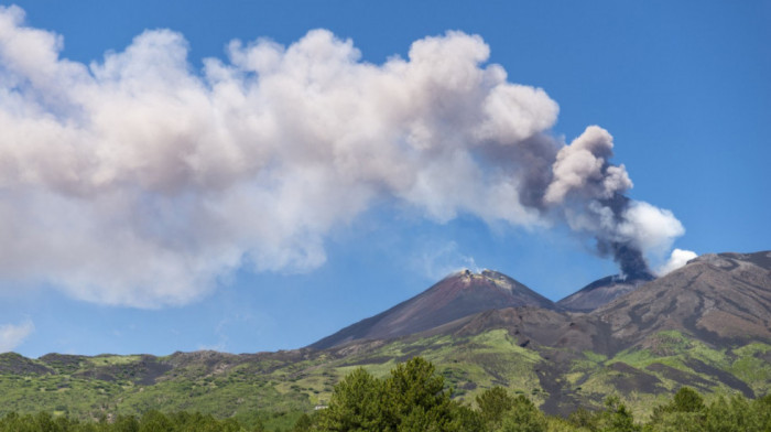 Erupcija vulkana Etne odlaže letove i na Siciliji: Pepeo blokirao aerodrom u Kataniji