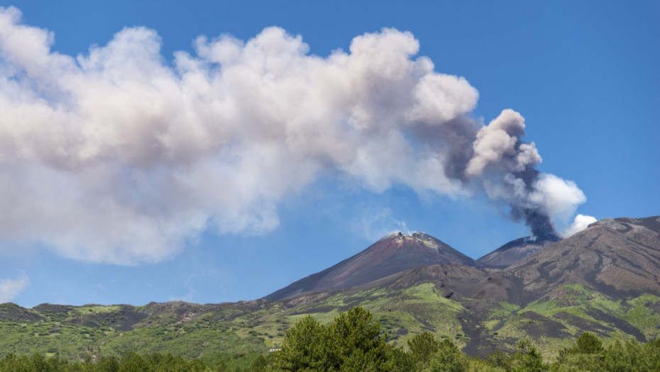 Erupcija vulkana Etne odlaže letove i na Siciliji: Pepeo blokirao aerodrom u Kataniji