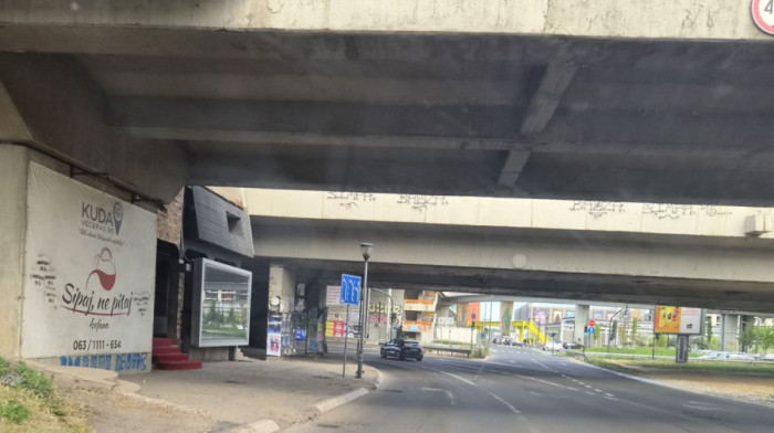 Nakon pisanja Euronews Srbija pomeren saobraćajni znak kod Mostarske petlje, signalizacija i dalje neusklađena