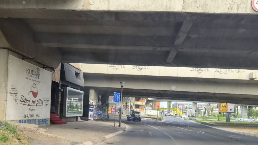 Nakon pisanja Euronews Srbija pomeren saobraćajni znak kod Mostarske petlje, signalizacija i dalje neusklađena