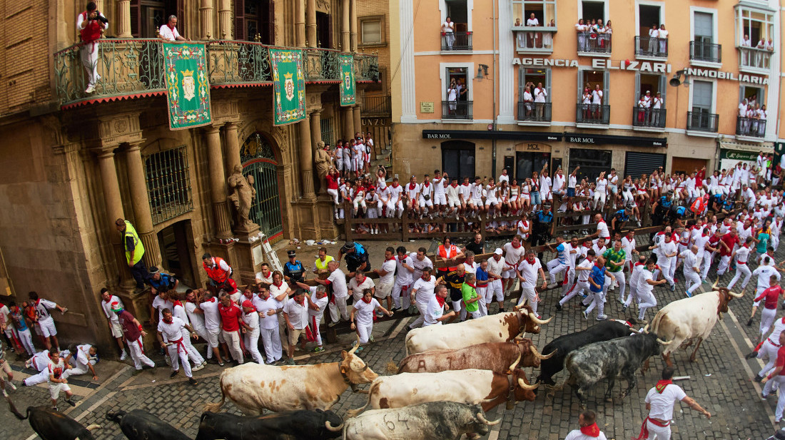 Druga trka s bikovima na festivalu San Fermin protekla iznenađujuće mirno: Samo jedan trkač lakše povređen