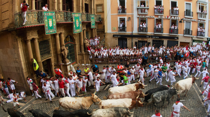 Druga trka s bikovima na festivalu San Fermin protekla iznenađujuće mirno: Samo jedan trkač lakše povređen