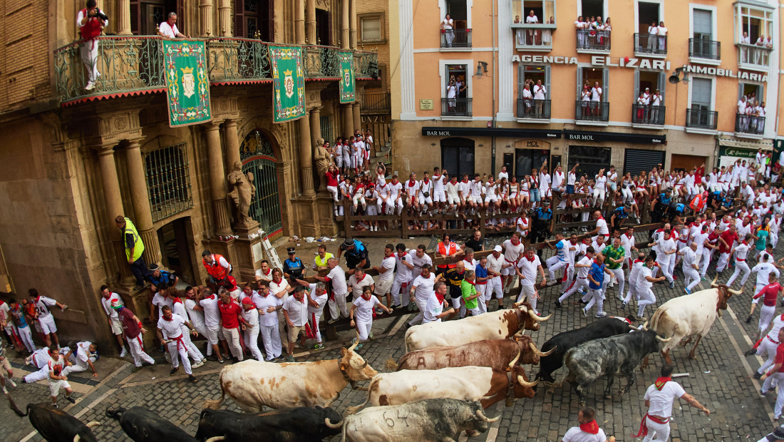 Druga trka s bikovima na festivalu San Fermin protekla iznenađujuće mirno: Samo troje ljudi lakše povređeno