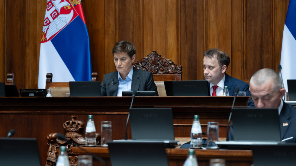 Tokom rasprave o amandmanima polemika i o uvredama na račun žena, Lukić dobio opomenu