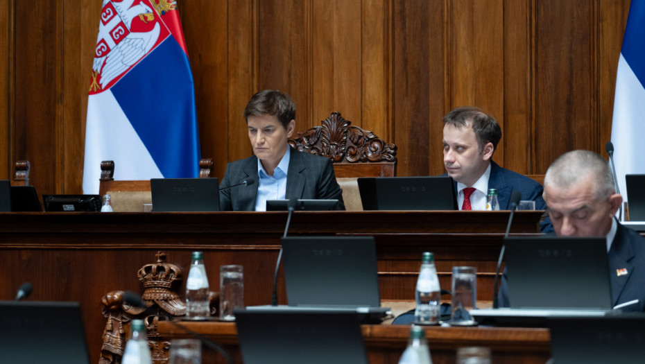 Tokom rasprave o amandmanima polemika i o uvredama na račun žena, Lukić dobio opomenu