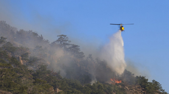 Izbio požar na Kritu, u gašenju pomaže i helikopter