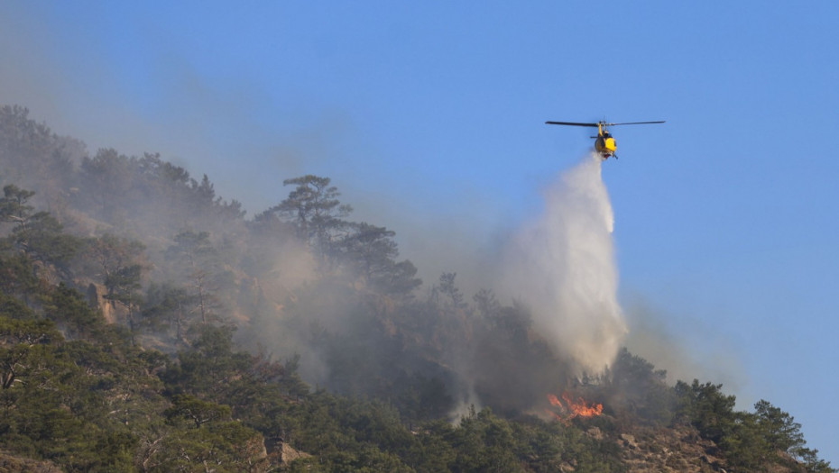 Izbio požar na Kritu, u gašenju pomaže i helikopter