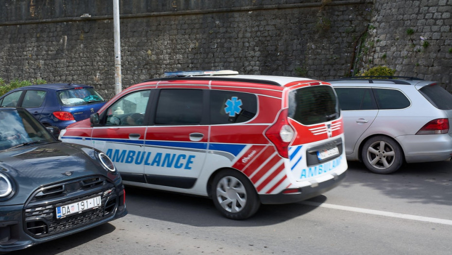 Devojka (21) podlegla povredama zadobijenim u udesu kombija sa srpskim državljanima kod Kotora