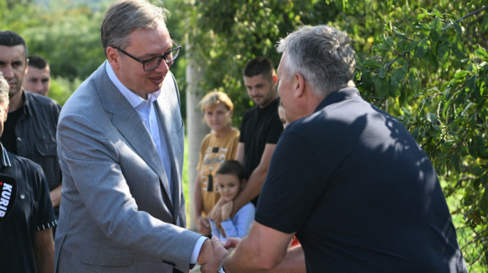 Vučić u poseti domaćinstvu Todorović kod Loznice: Puteve niko neće da finansira, a putevi prave razliku