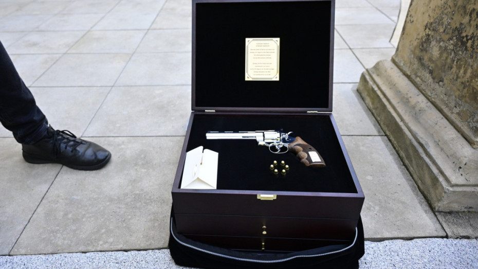 Erdogan poklonio Trampu pozlaćeni revolver na samitu NATO