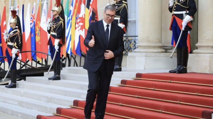Vučić se obraća iz Pariza
