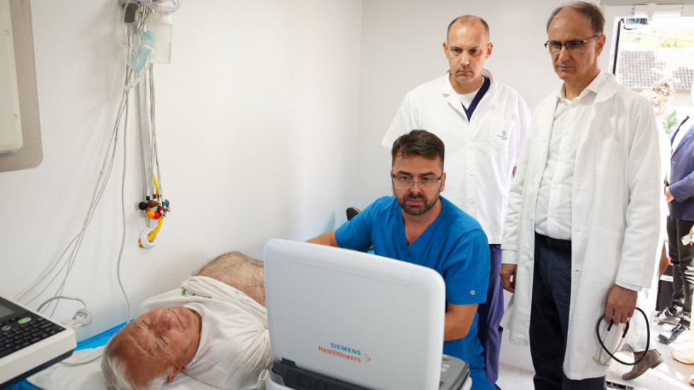 Premijer Srbije i Lončar obišli mobilnu ambulantu u Velikom Selu, Macut: Približavamo zdravstvene usluge svim građanima