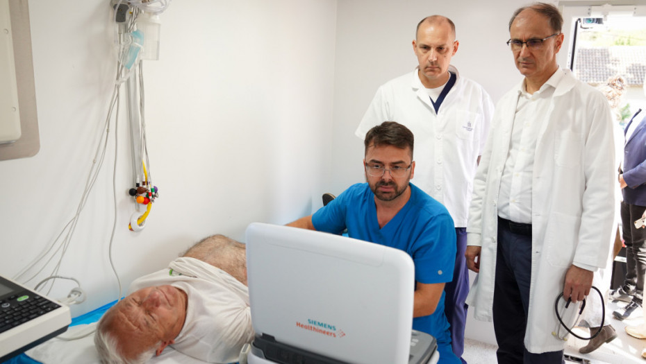 Premijer Srbije i Lončar obišli mobilnu ambulantu u Velikom Selu, Macut: Približavamo zdravstvene usluge svim građanima