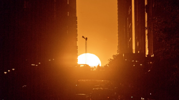 Spektakl u betonskoj džungli: Milioni izašli na ulice da vide kako se sunce savršeno "parkira" između nebodera (FOTO)