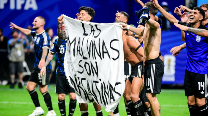 FIFA razmatra izveštaje povodom transparenta o Foklandskim ostrvima na utakmici
