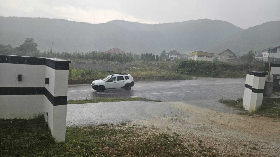 Jako nevreme zahvatilo prijepoljski kraj: Prvi snimci sa lica mesta (VIDEO)