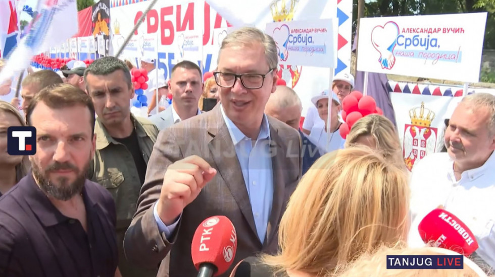 Vučić u Lapovu: Ljudi će biti zadovoljni novčanim davanjima države