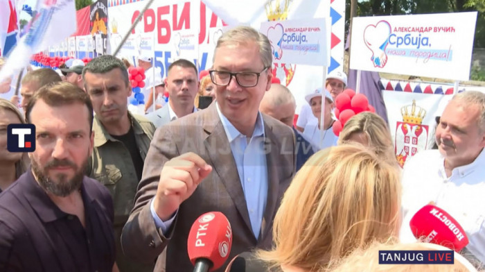 Vučić u Lapovu: Ljudi će biti zadovoljni novčanim davanjima Srbije