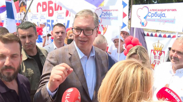 Vučić u Lapovu: Ljudi će biti zadovoljni novčanim davanjima države