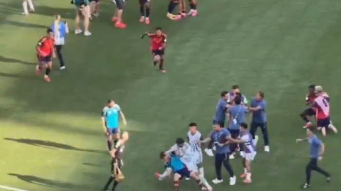 Neviđeni skandal na kraju finala Svetskog prvenstva: Argentinac Paredes brutalno napao igrače Barselone (VIDEO)