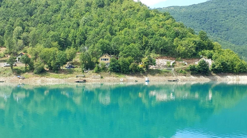 Rušenje vikendica u vlasništvu Srba na jezeru Gazivode: Srušena dva objekta, u planu još devet (VIDEO)