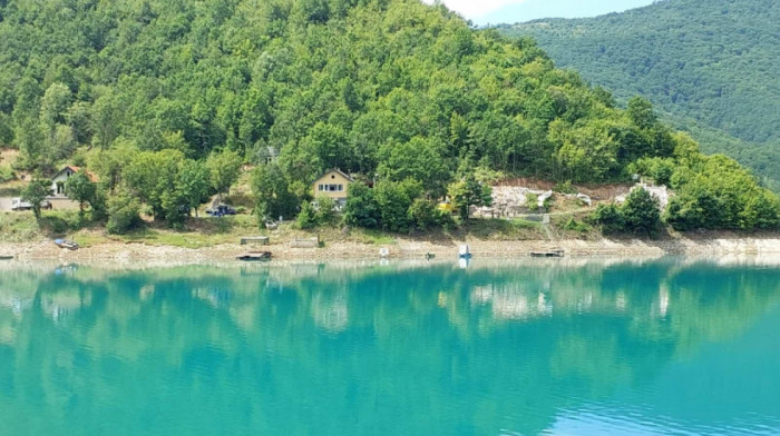 Rušenje vikendica u vlasništvu Srba na jezeru Gazivode: Srušena dva objekta, u planu još devet (VIDEO)