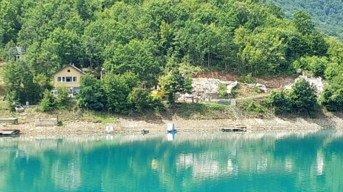 "Drugi dom nemam": Vukoli Tomoviću ruše kuću na Gazivodama u kojoj živi od 2012. godine