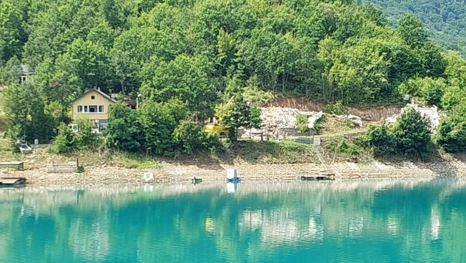 "Drugi dom nemam": Vukoli Tomoviću ruše kuću na Gazivodama u kojoj živi od 2012. godine