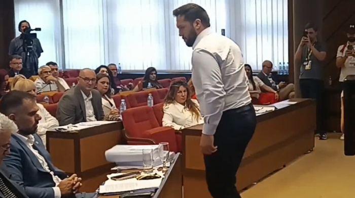 Pogačar u Skupštini Novog Sada bacio materijale ispred Mićina - pauza zbog rasprave odbornika