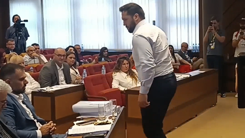 Pogačar u Skupštini Novog Sada bacio materijale ispred Mićina - pauza zbog rasprave odbornika