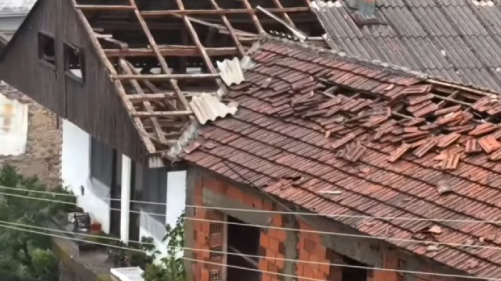 Posledice razorne oluje koja je pogodila jug Srbije: Snažno nevreme sa gradom, vetar nosio krovove kuća (VIDEO)