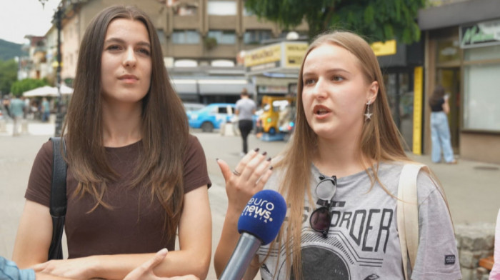 "Želim da pomognem svojim drugarima": Desetine žena i devojčica u Novom Pazaru donirale kosu za decu obolelu od raka