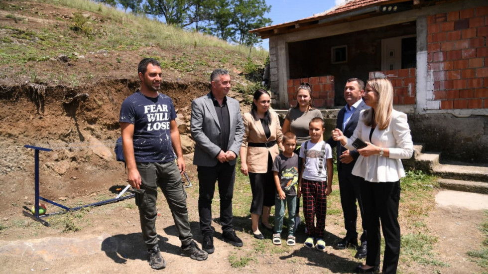 Kancelarija za KiM renoviraće kuće višečlanim porodicama Tomović i Krneta
