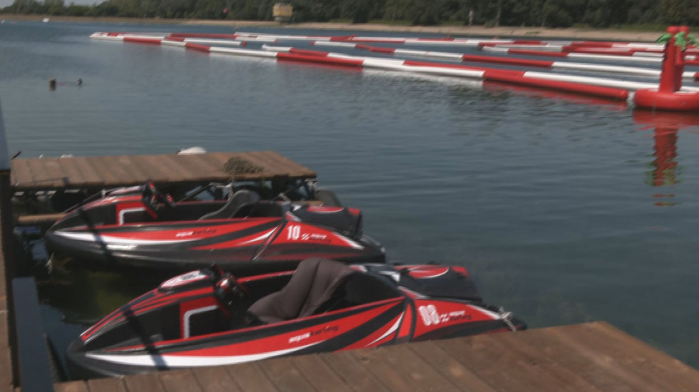 Vožnja na vodi bez kočnica: Na Adi Ciganliji otvoren prvi akva karting u Srbiji