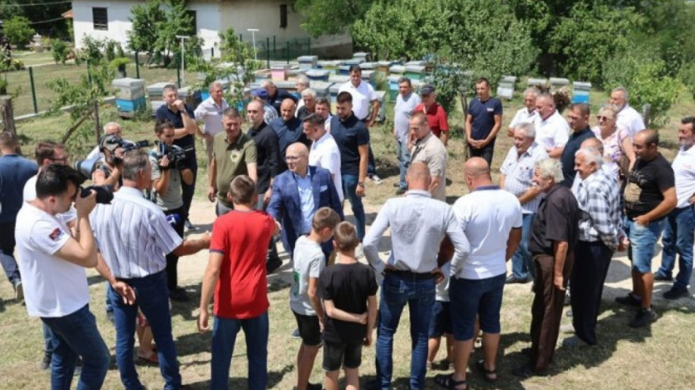 Vučević u poseti porodici u Mramorcu: Asfalt pokazatelj da se ne radi samo pred izbore