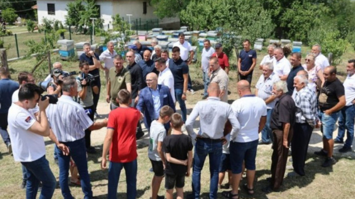 Vučević u poseti porodici u Mramorcu: Asfalt pokazatelj da se ne radi samo pred izbore