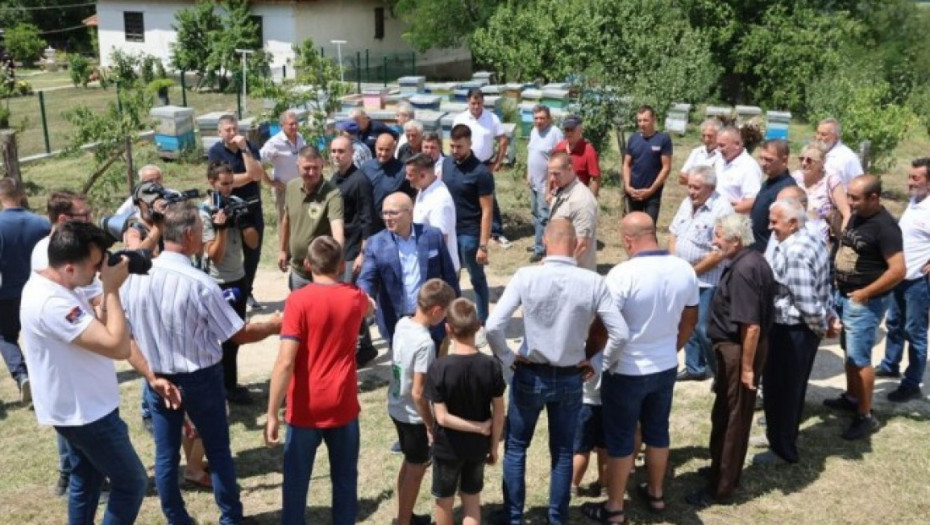 Vučević u poseti porodici u Mramorcu: Asfalt pokazatelj da se ne radi samo pred izbore