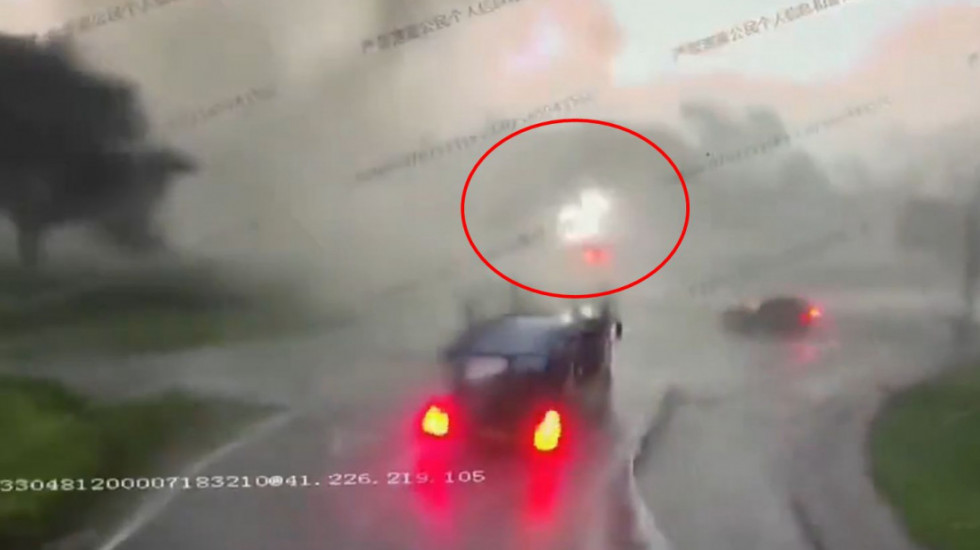 Strašan snimak iz Kine: Tornado "usisao" automobil i bacio ga kao da je od papira (VIDEO)
