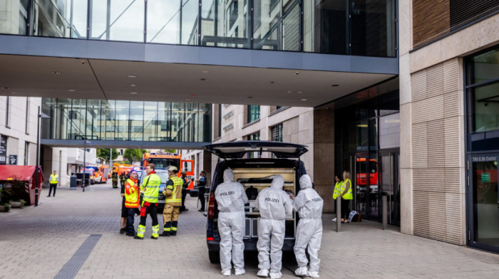 Brutalan napad na ženu u tržnom centru u Štutgartu: Muškarac je izbo nožem, pa zapalio