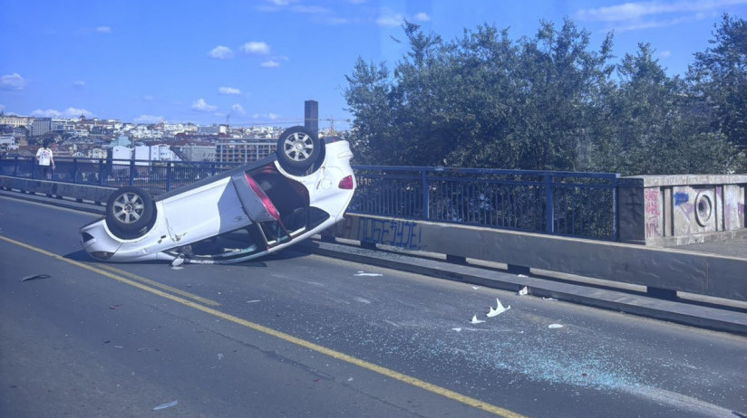 Saobraćajna nesreća na Brankovom mostu: Automobil se prevrnuo na krov, jedna osoba povređena