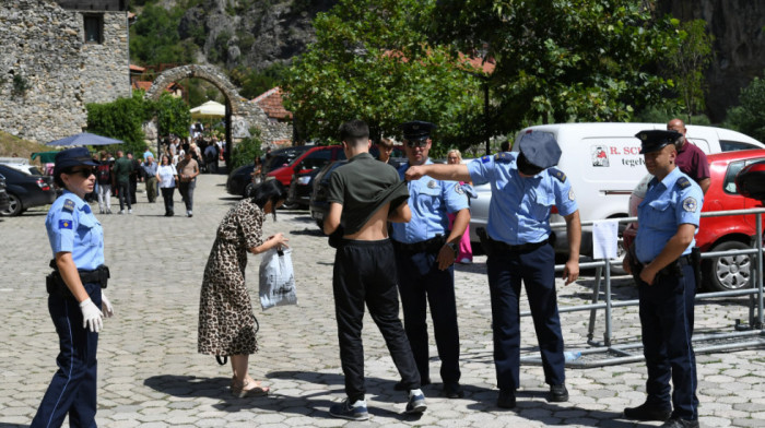 Vernici na slavi manastira kod Prizrena: Kosovska policija pretresala svakog na ulazu u portu